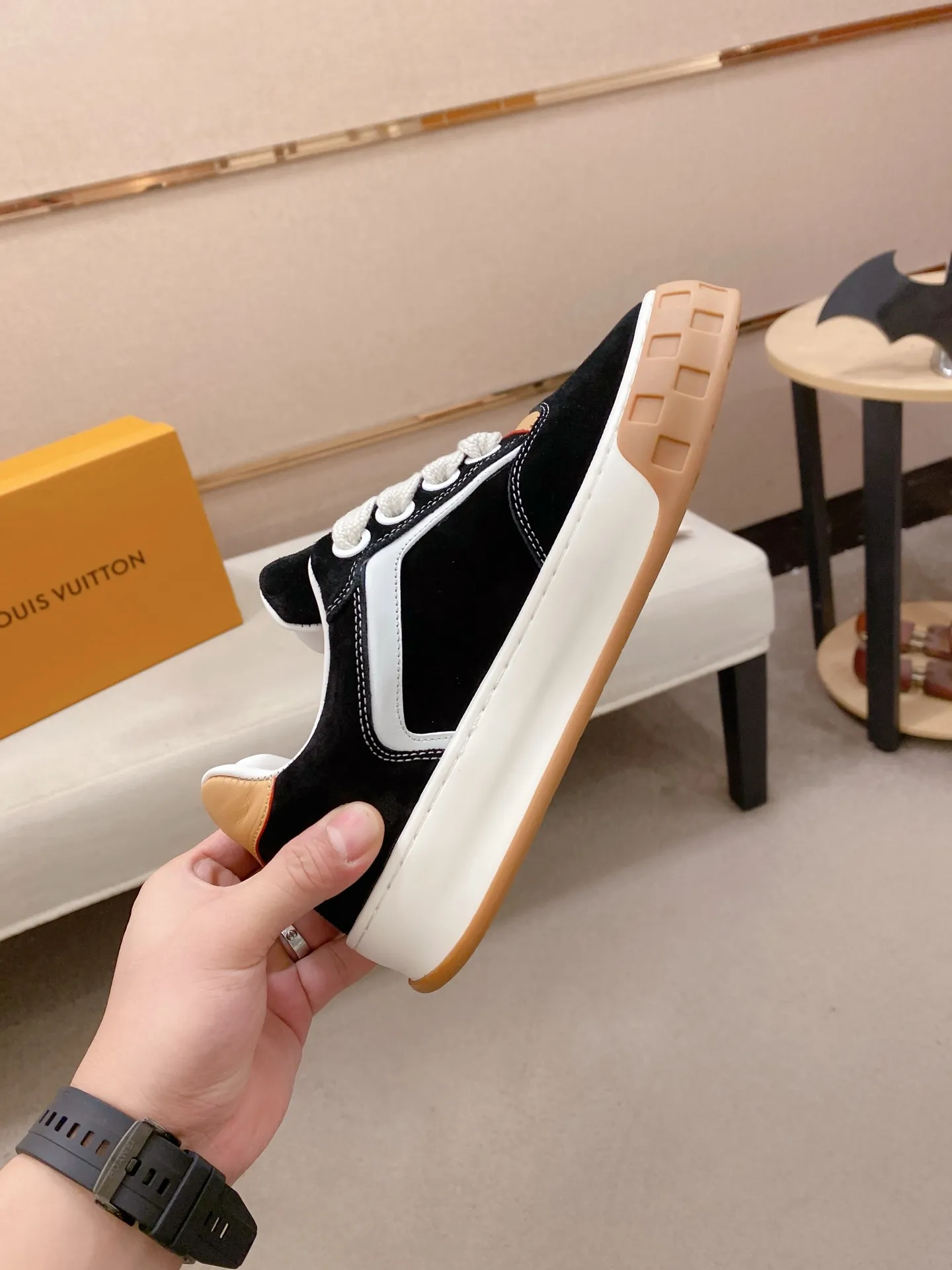 Factory price: 480💰 LV 🫏The colorful interpretation of BUTTERSOFT sneakers combines sheepskin, The colorful interpretation of LV BUTTERSOFT sneakers combines sheepskin and calfskin for a super soft feel. Designed by Pharrell Williams, this '60s-inspired shoe features a padded upper that's been crafted by Louis Vuitton craftsmen to further enhance the comfort of the leather. In addition to the LV initials, it features multiple signatures, including natural leather trim and an embossed pattern of Pharrell Williams and lobster on the side, referencing the Fall/Winter 2025 men’s show. A must-have artifact for fashionistas✅ Code number 38-44